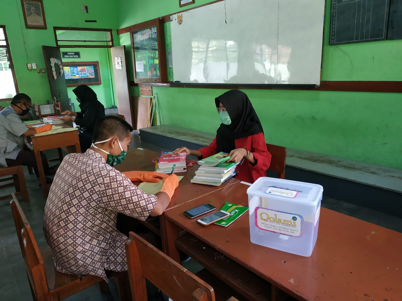 pengembalian-buku-pinjaman-perpustakaan-oleh-siswa-kelas-9